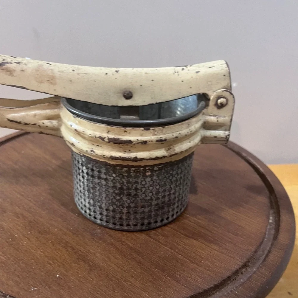 Vtg Farmhouse‎ Manual Potato Ricer Fruit Press Cream Enamel Metal Rustic Kitchen